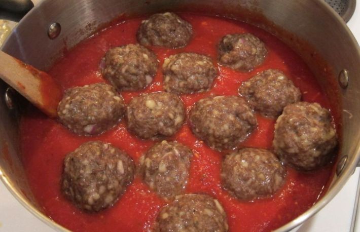 Chiftele cu sos de rosii