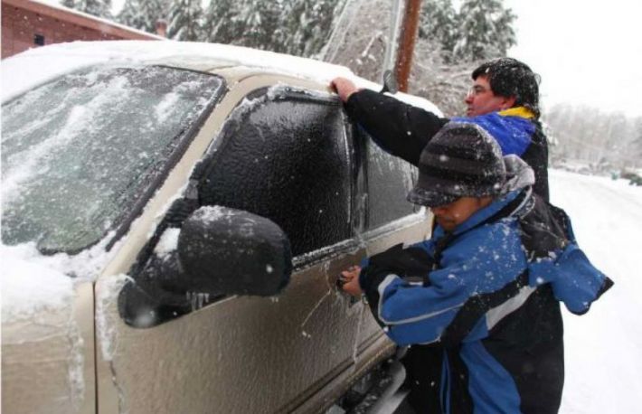 Cum se poate deschide o usa de masina inghetata?