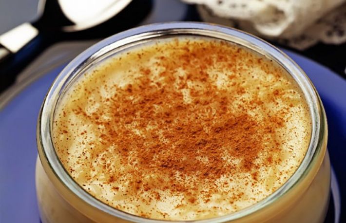 Orez cu lapte si fructe preparat in forma la cuptor