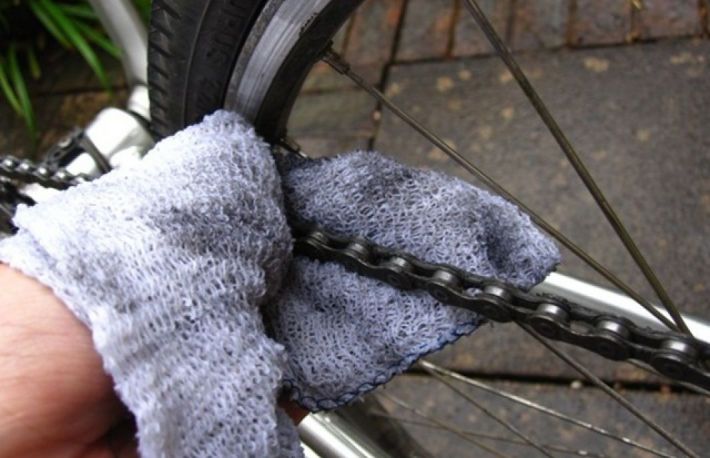 Cum sa cureti lantul de bicicleta cu bani putini?