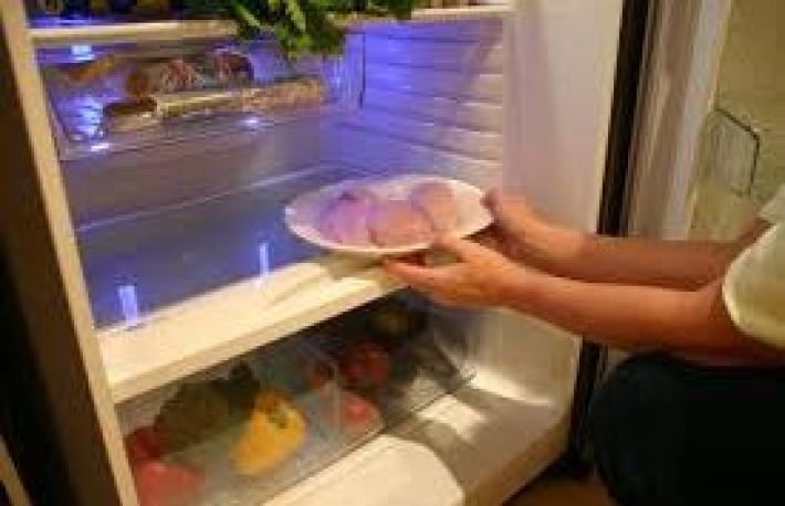 Cum sa decongelezi carnea de pui fara riscuri pentru sanatate?