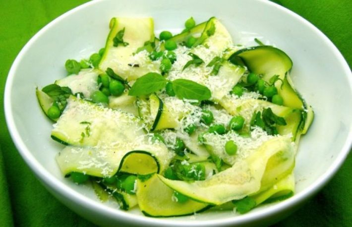  Reteta:  Dovlecei cu mazare si verdeata