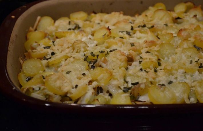 Reteta: Varza cu branza rasa la cuptor 