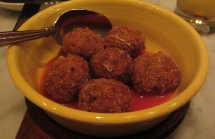  Reteta: Chiftele de vinete coapte cu sos de rosii