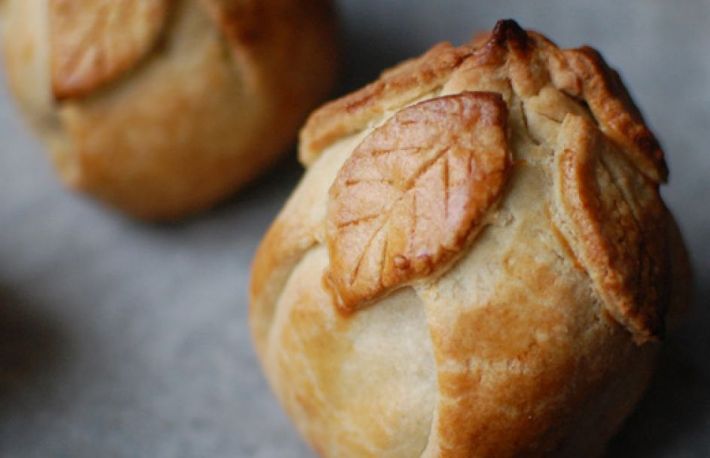 Mere in aluat de caimac