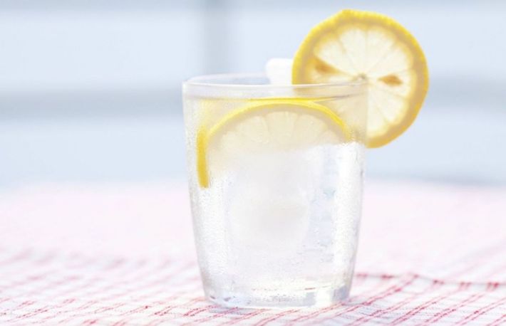 Cum sa obtii beneficii de la consumul de apa cu lamaie?