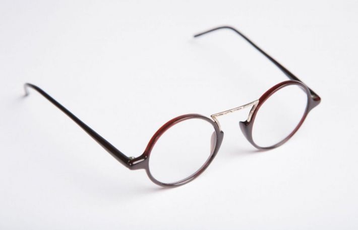 Cum se sterg zgarieturile de pe lentilele de ochelari?