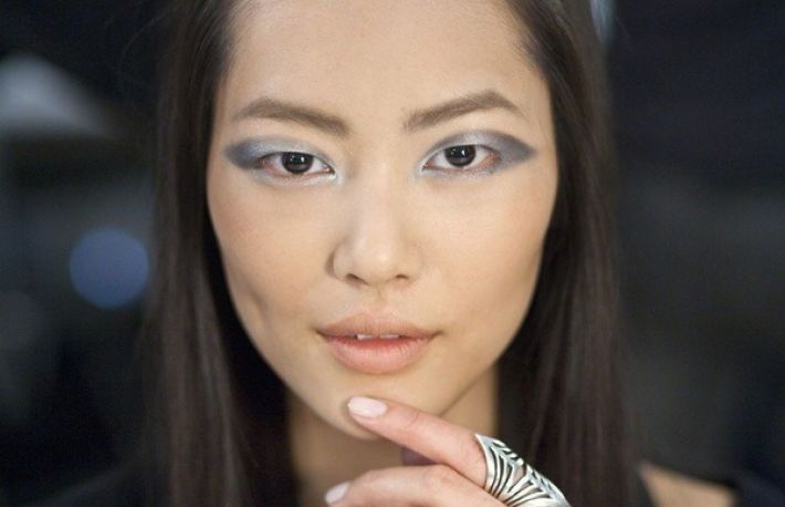 Cum iti poti alungi ochii, in stil asiatic, cu ajutorul machiajului?