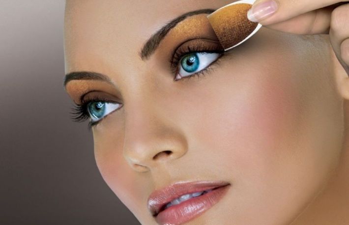 Afla cum sa aplici fardul de pleoape, tusul de ochi si rimelul