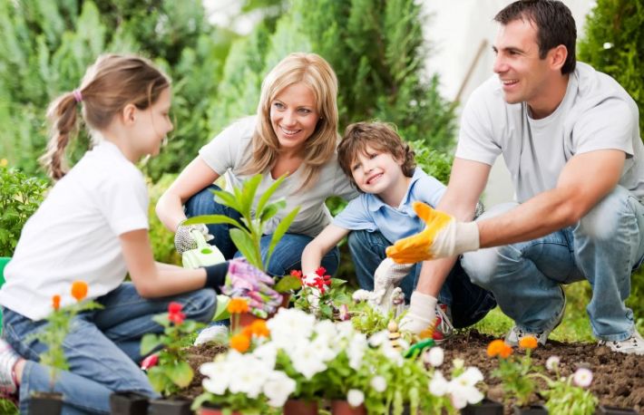 Cum puteti sa va implicati copiii in activitatile de gradinarit?