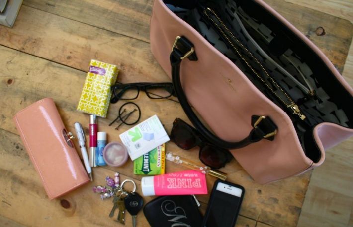 10 lucruri ce nu trebuie sa lipseasca din poseta unei femei