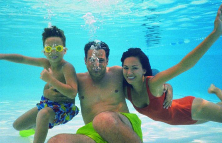 Cum sa stai cu ochii deschisi sub apa 