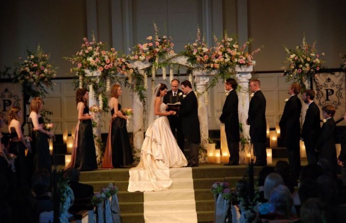  Care este tinuta adecvata pentru o nunta?