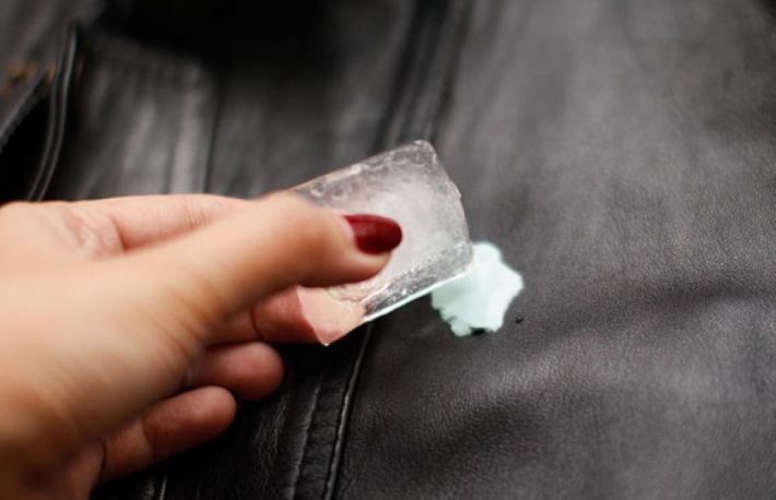 Metode de indepartare a gumei de mestecat de pe obiectele din piele