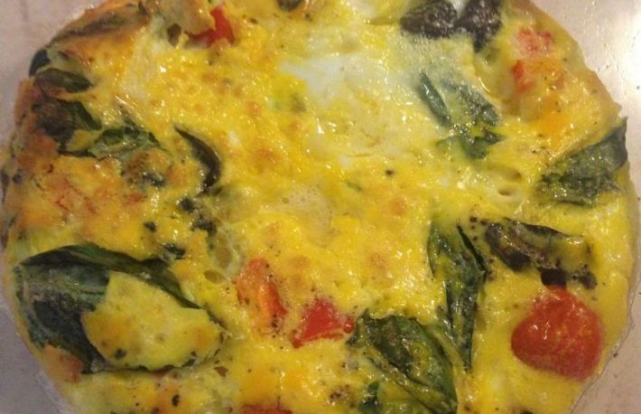 Omleta la cuptor cu rosii, busuioc si cascaval
