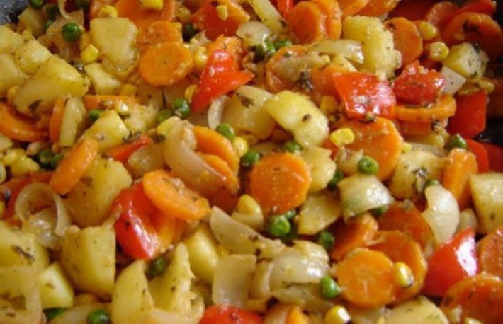 Reteta: Cum se prepara puiul cu legume la tigaie