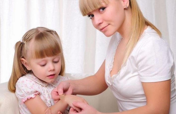 Cum se trateaza taieturile si zgarieturile copiilor