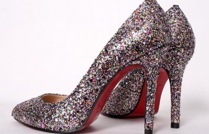 Cum se aplica sclipiciul pe pantofi