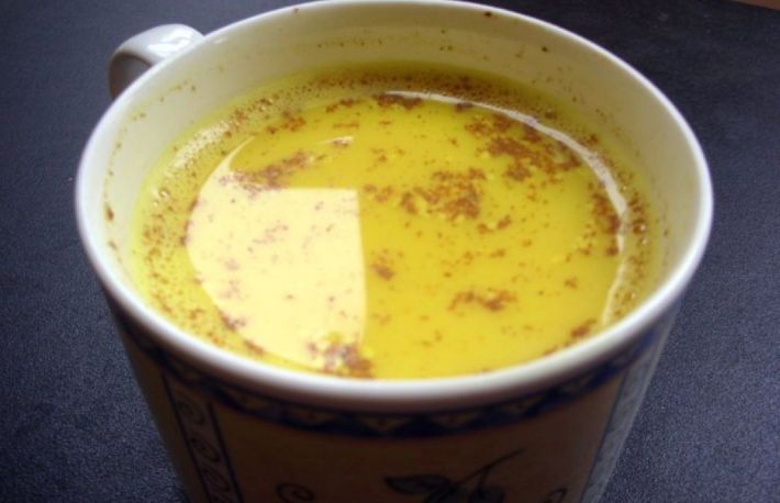 Cum se prepara o bautura sanatoasa din lapte cu turmeric