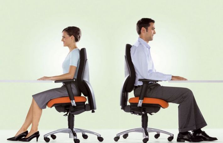Care este postura corecta cand stai asezat 