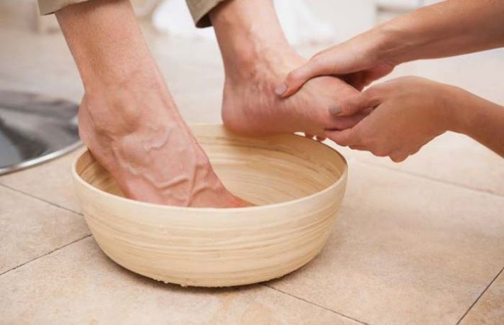 Remedii naturiste pentru mirosul picioarelor