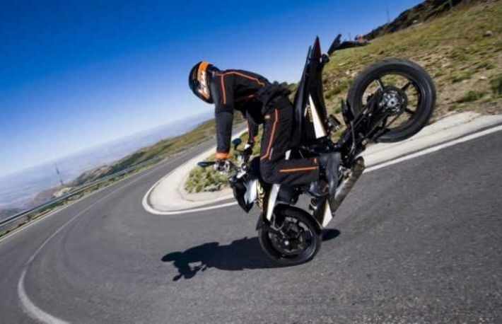 Motociclete. Cum sa faci un STOPPIE