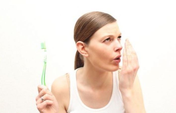 Cum afli daca suferi de HALITOZA - RESPIRATIA URATA