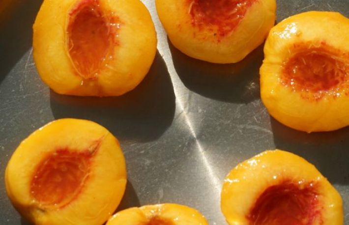 Cum sa pregatesti piersici coapte cu vanilie si mirodenii