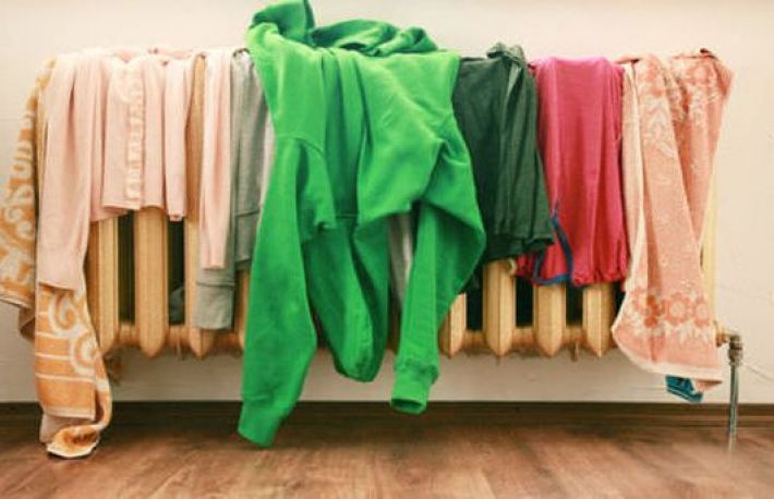 Usuci hainele pe calorifer? Iata de ce NU TREBUIE s-o mai faci