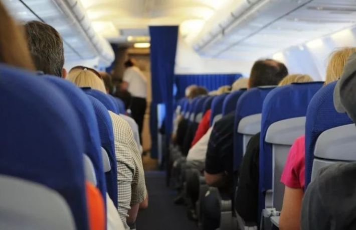 Calatoresti frecvent cu avionul? Afla cum te determina companiile aeriene sa platesti mai mult