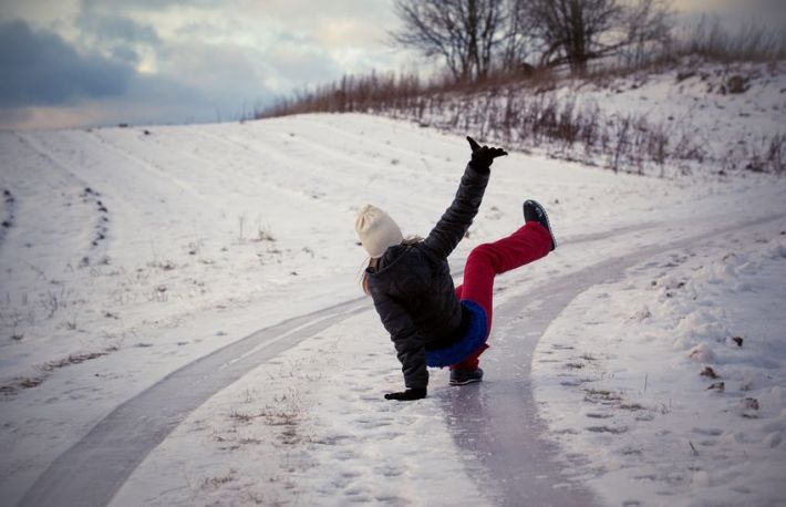 Cum sa previi alunecarea si cazaturile pe gheata