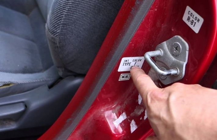 Cum sa afli codul de culoare al masinii