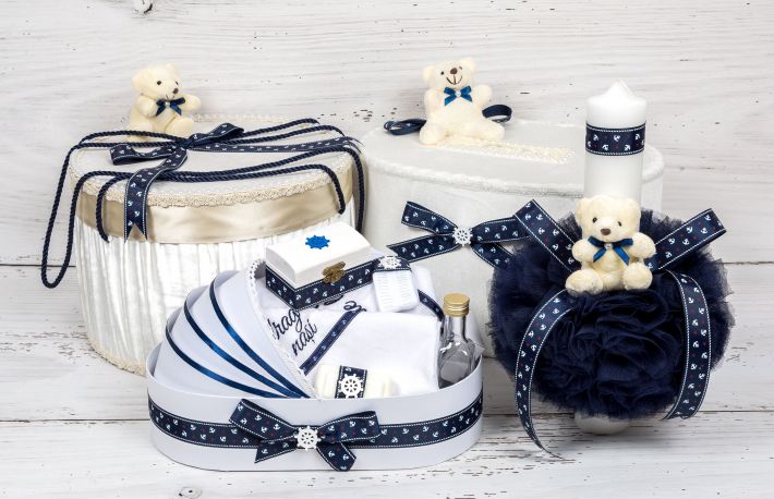 Cauti accesorii botez? Descopera noua colectie SelfEvents.ro cutii de dar, cutii hainute, trusou si lumanare biserica