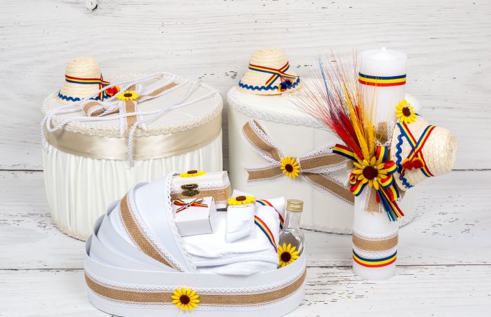 Cauti accesorii botez? Descopera noua colectie SelfEvents.ro cutii de dar, cutii hainute, trusou si lumanare biserica