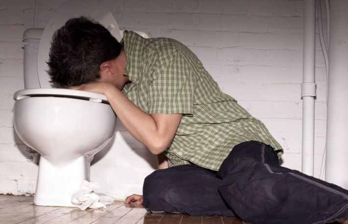 Vomiti dupa ce bei mult alcool? Iata de ce