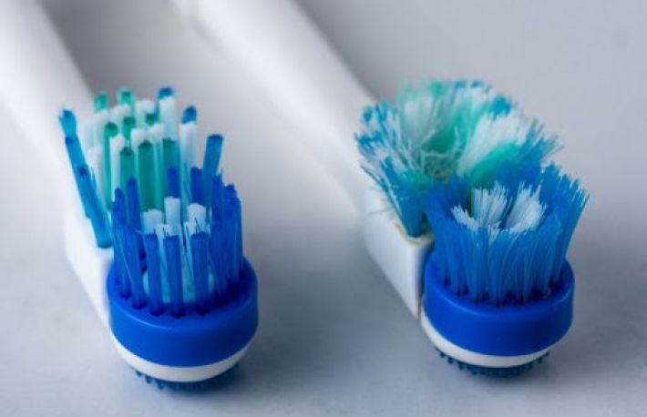 La cat timp se schimba periuta de dinti