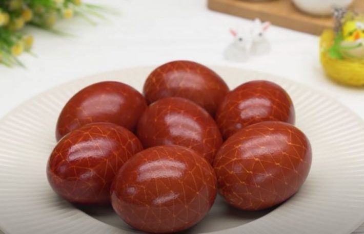 Cum sa vopsesti ouale. Simplu si fara coloranti sintetici