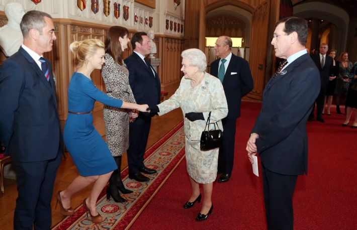 Cum sa te comporti daca intalnesti un membru al Casei Regale Britanice. Reguli de protocol