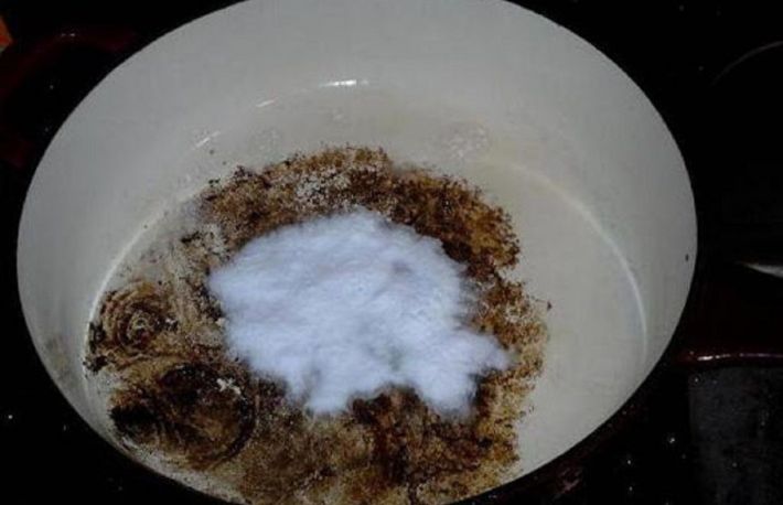 Cum sa cureti o cratita arsa