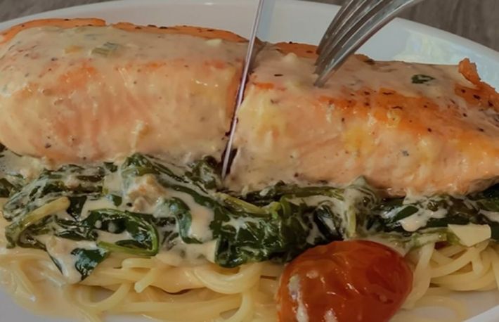 Cum sa faci somon cu smantana, rosii si spanac