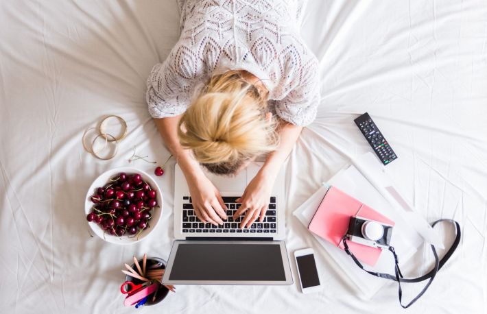 Lucrezi din pat? Iata de ce nu e bine sa o faci