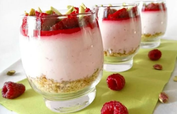 Retete pentru Revelion: Parfait de ciocolata alba cu zmeura si fistic