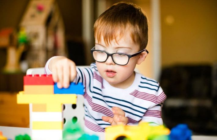 Cum sa sprijini o persoana cu autism