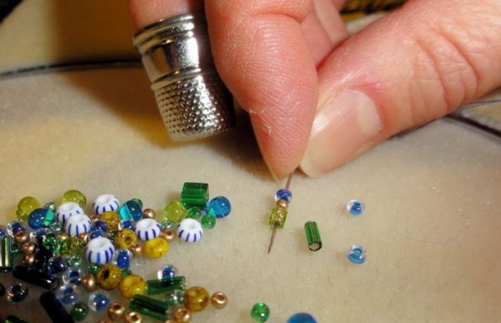 Cum sa cosi margele sau paiete pe o rochie