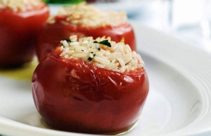 Rosii umplute cu orez, maioneza si ardei copti