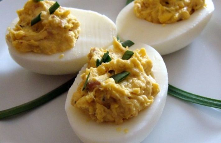 Oua umplute cu pasta de peste
