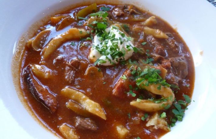 Gulas din carne de vita cu galuste