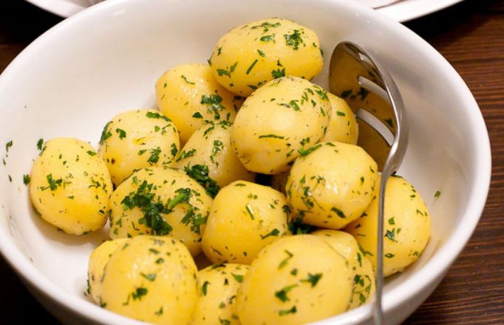 Cartofi noi cu verdeata