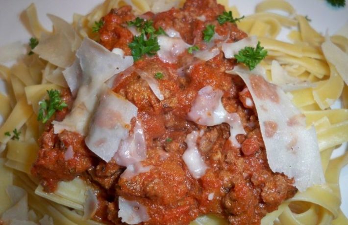 Reteta: Spaghete cu oua si sos de rosii