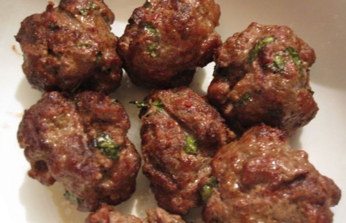 Afla cum se prepara mititeii la gratar